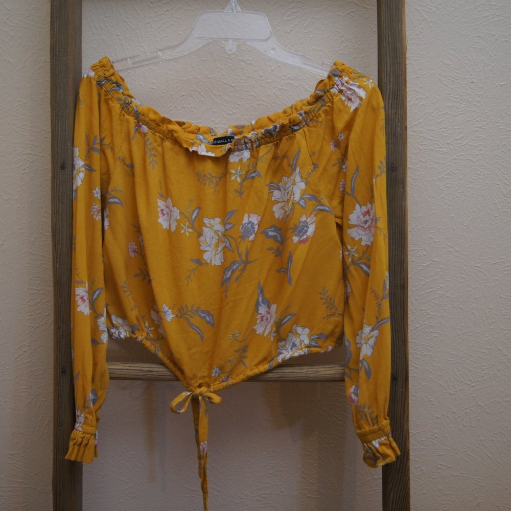 Kendall & Kylie ruffled top; size M